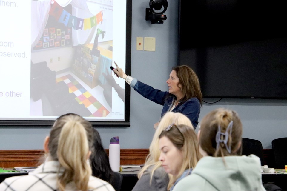 LADY PRESENTING POINTING TO THE SCREEN
